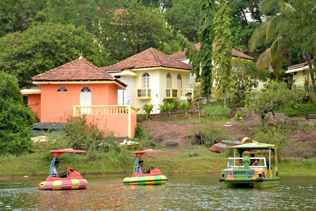 Mayem Lakeview Hotel Goa Zewnętrze zdjęcie