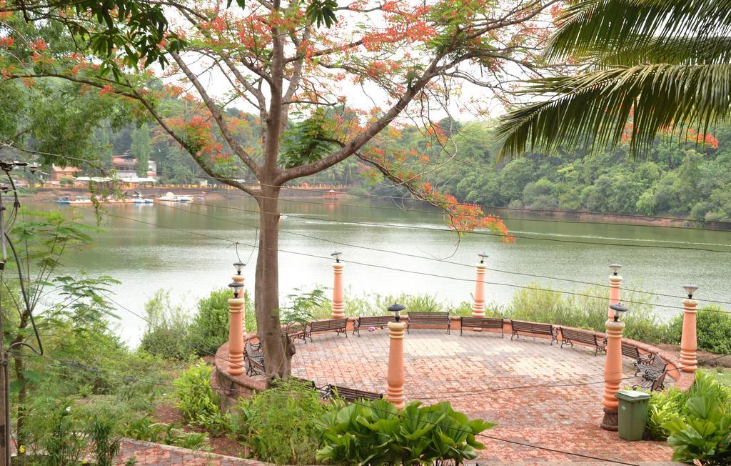 Mayem Lakeview Hotel Goa Zewnętrze zdjęcie