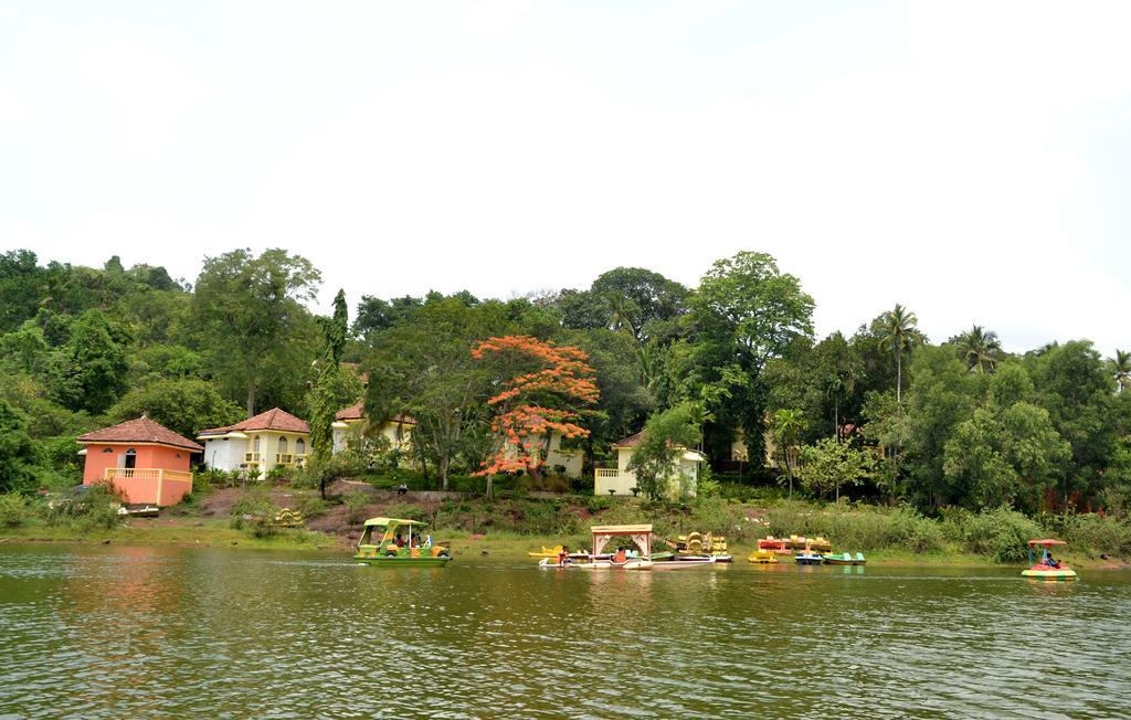 Mayem Lakeview Hotel Goa Zewnętrze zdjęcie