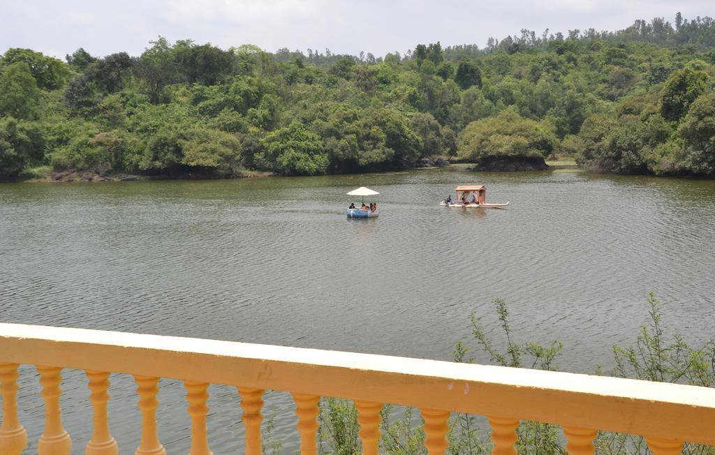 Mayem Lakeview Hotel Goa Zewnętrze zdjęcie